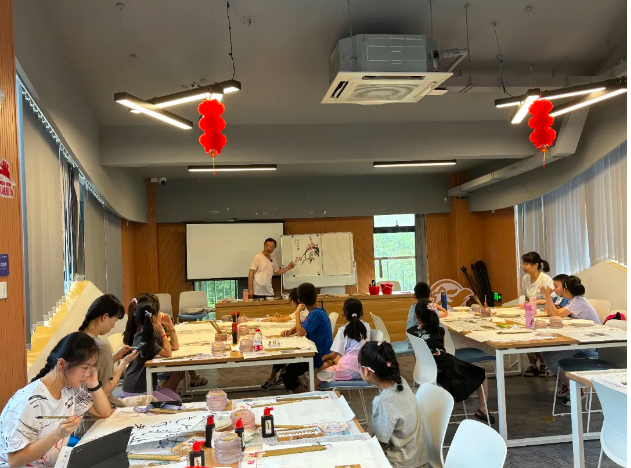 海洲街道梅园社区暑期国画进驿站公益课堂开课
