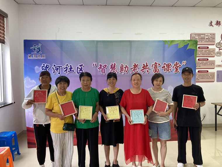 斜桥镇望河社区开展巧手剪纸助环保活动