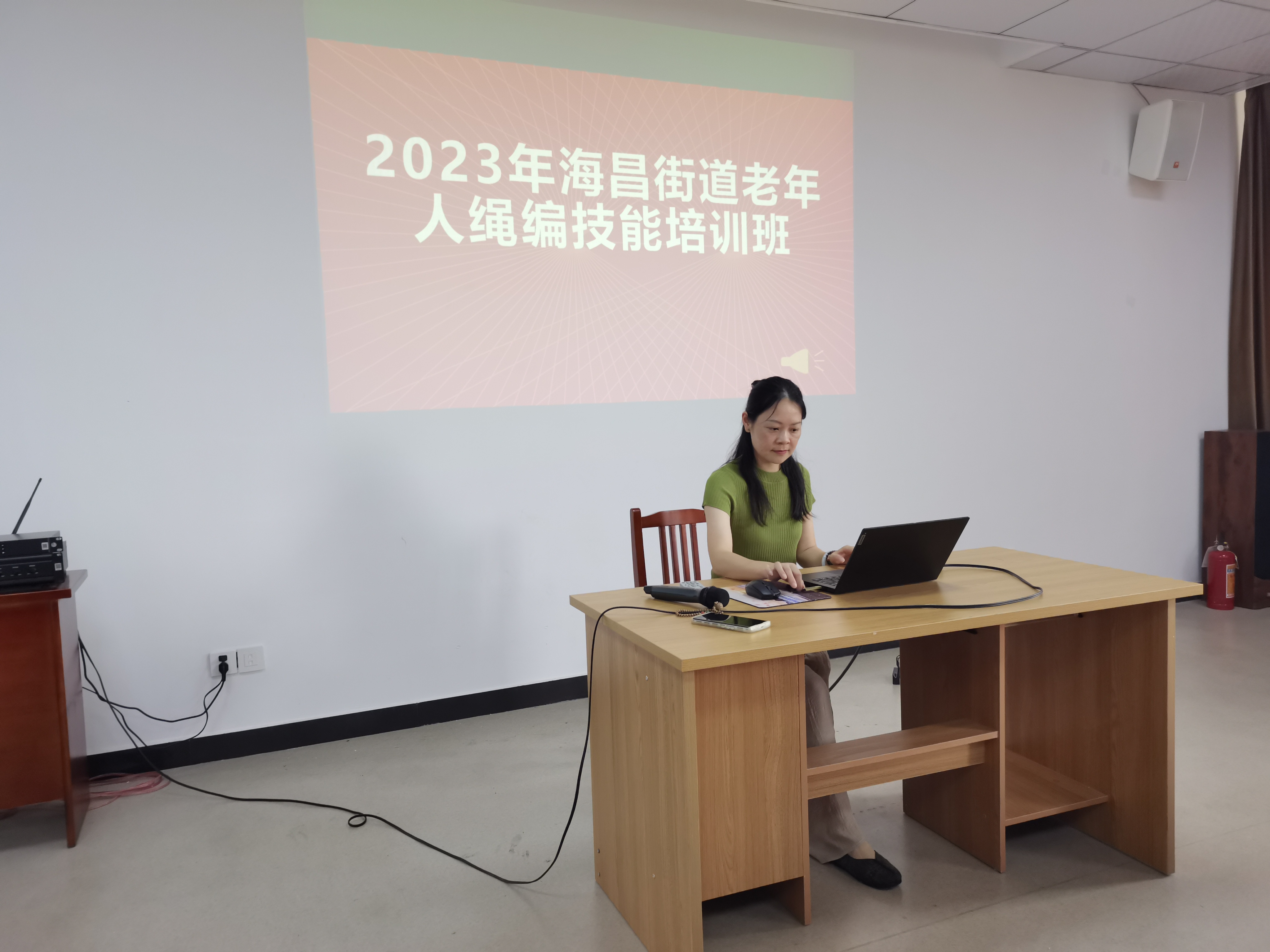 海昌成校开展老年人绳编培训活动