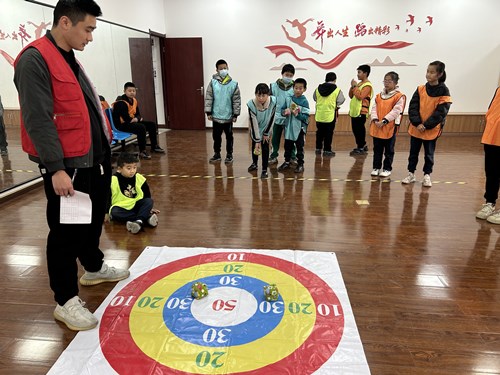 黄湾镇“小雏鹰计划”青少年素质拓展集训营开营
