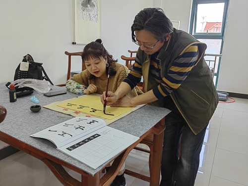 硖石街道成校举办老年书法公益培训班