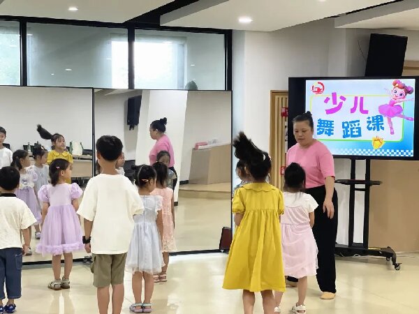 多元课程点亮整个假期，马桥街道丰收社区的暑期课堂惊喜连连