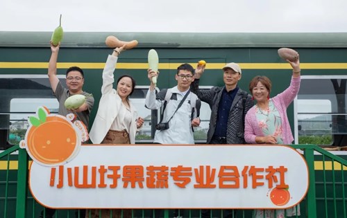 黄湾成校组织乐学摄团尖山村采风活动