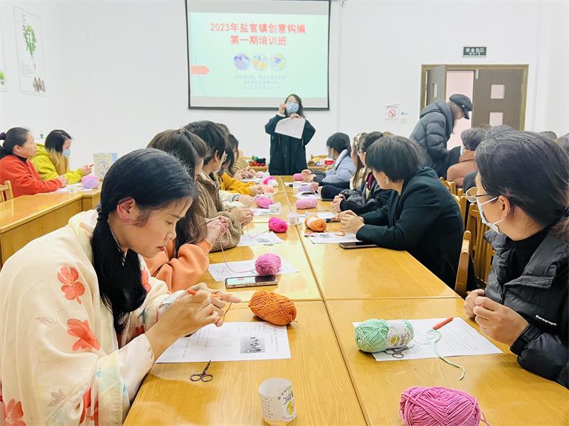 针线穿梭 编织幸福生活——盐官成校开展创意钩编公益培训