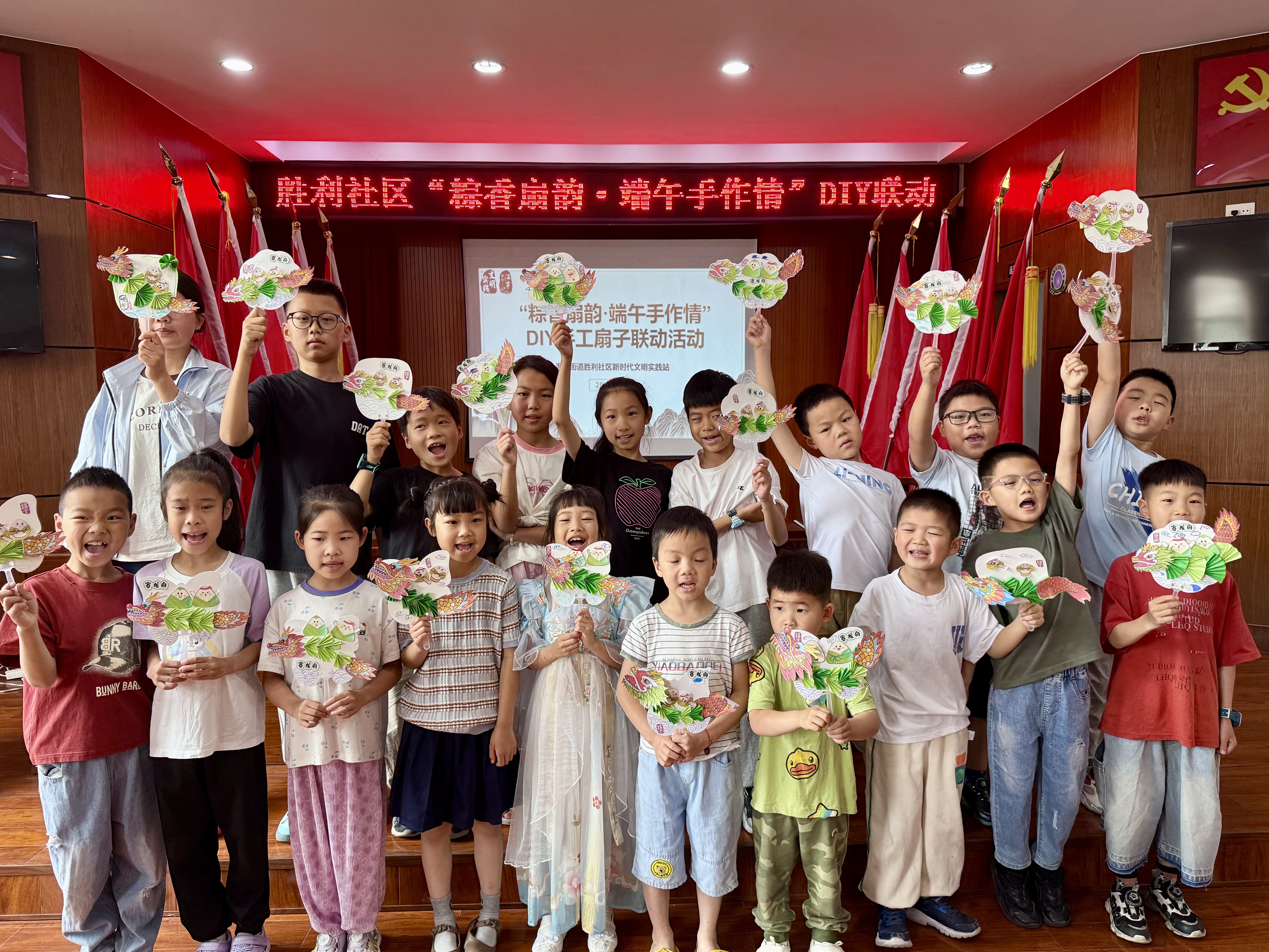 海昌街道胜利社区学校开展“粽香扇韵 端午手作情”DIY手工扇子联动活动