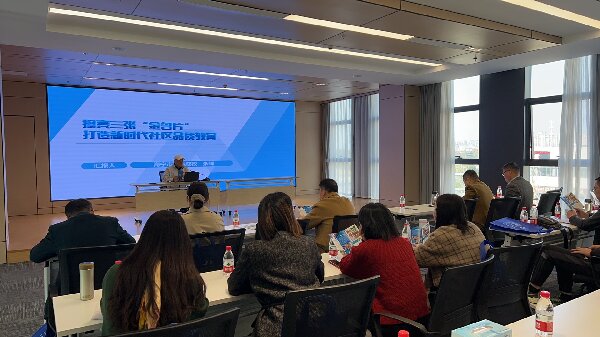 浙江开放大学长兴学院社区教育研修团来马桥成校开展交流活动