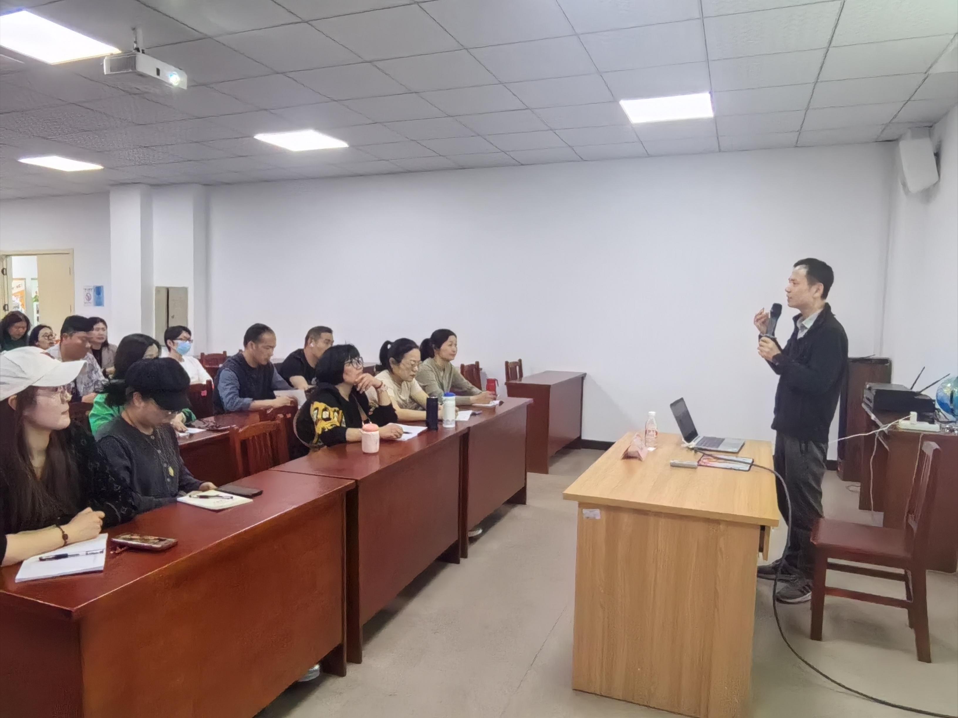 海昌街道青蓝夜校“AI人工智能学习应用”开班