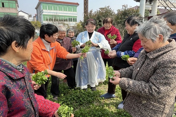 周王庙镇长春村老年学堂开展“跟着非遗看春天----丝巾拓印”活动