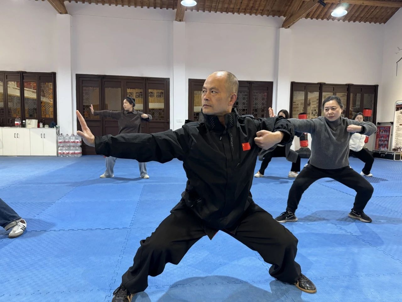 海洲街道西郊社区八段锦培训火热开班