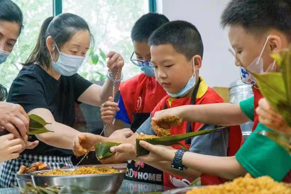 硖石成校举办“我们的节日——端午节”裹粽子活动