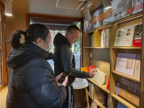 硖石街道东山社区开展学习身边榜样活动