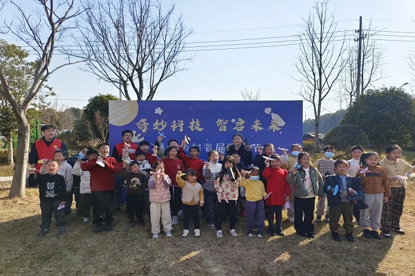 周王庙镇博儒桥村社区学校举办首届科技节游园会