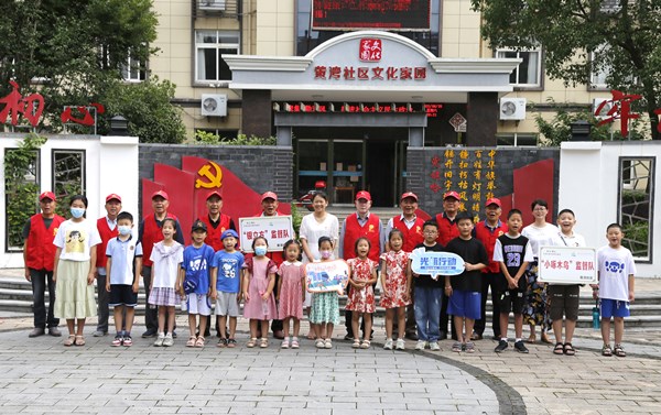 黄湾镇黄湾社区银立方党支部 开展“大手拉小手，随手做志愿”活动