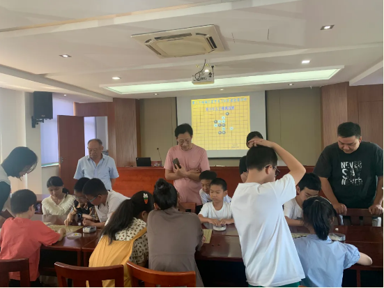 海洲街道张店村开展“黑白棋局 五子争辉”青少年五子棋比赛