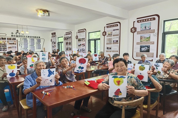 周王庙镇云龙村社区学校开展“巧手绘画，趣享生活”活动