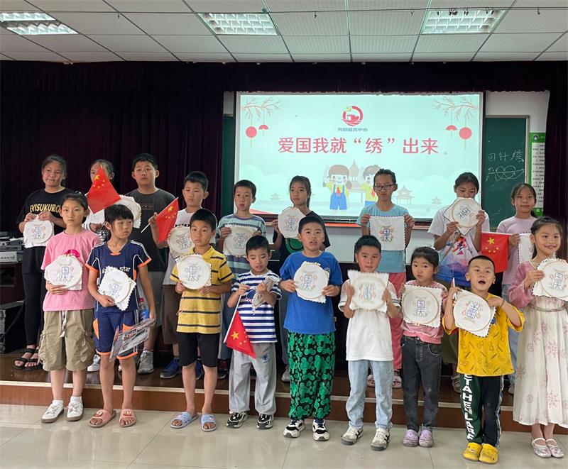 盐官镇郭溪社区学校开展爱国我就“绣”出来刺绣体验课