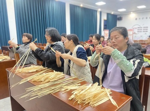 指尖创意 共富创意——永胜村社区学校举办玉米叶草编培训班