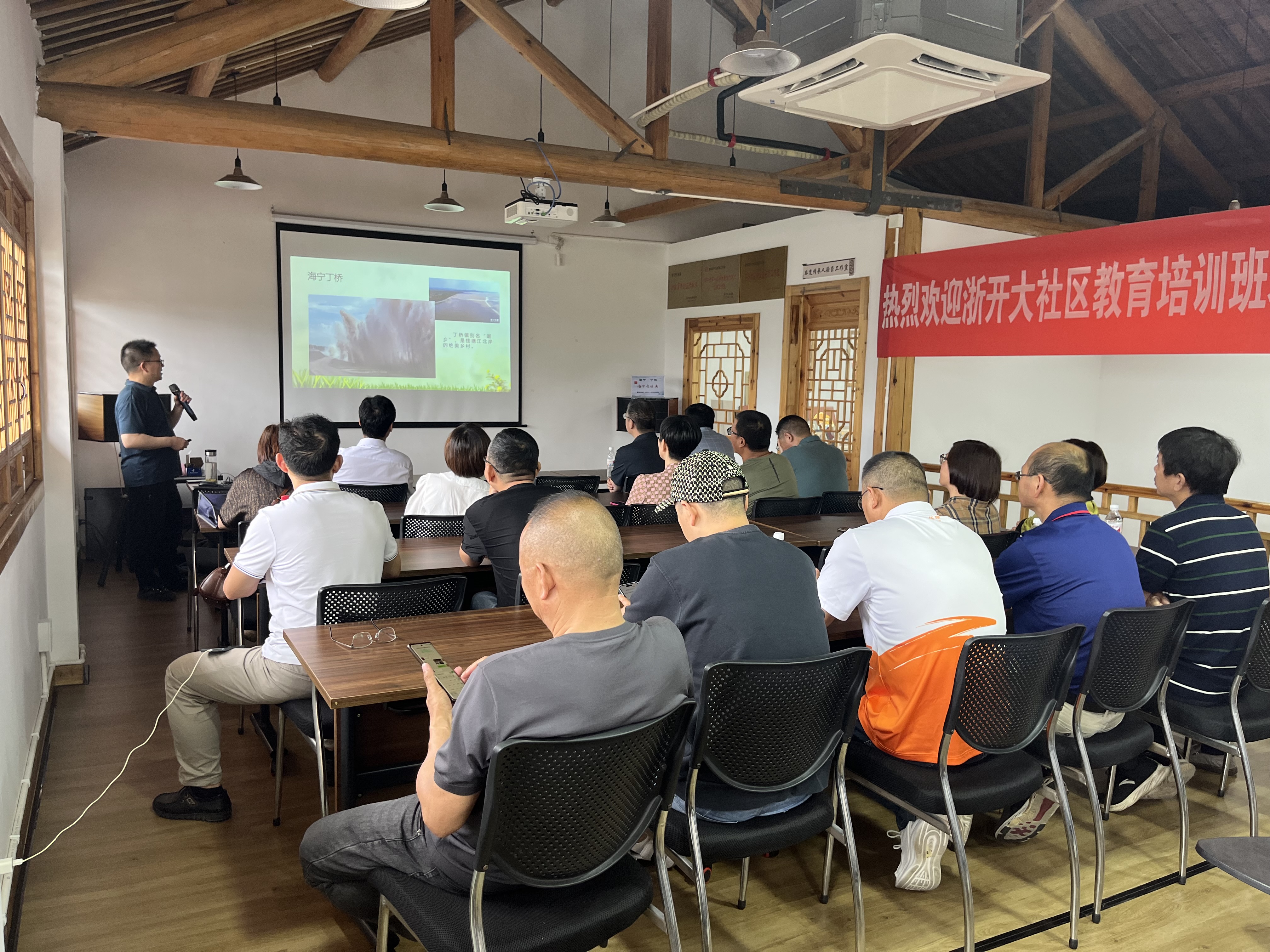 浙开大社区教育培训班到丁桥成校开展现场教学