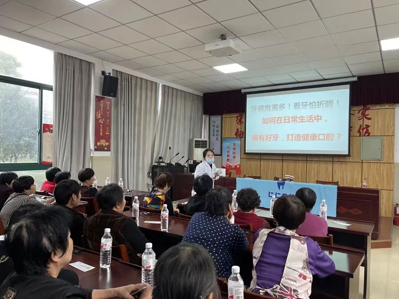 许村镇文桥村社区学校开展老年人健康知识讲座