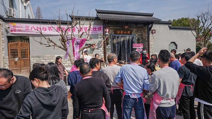 周王庙镇长春村社区学校开展妇女节“爱的味道”厨艺大赛