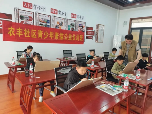 硖石街道农丰社区学校青少年素描长训班开班