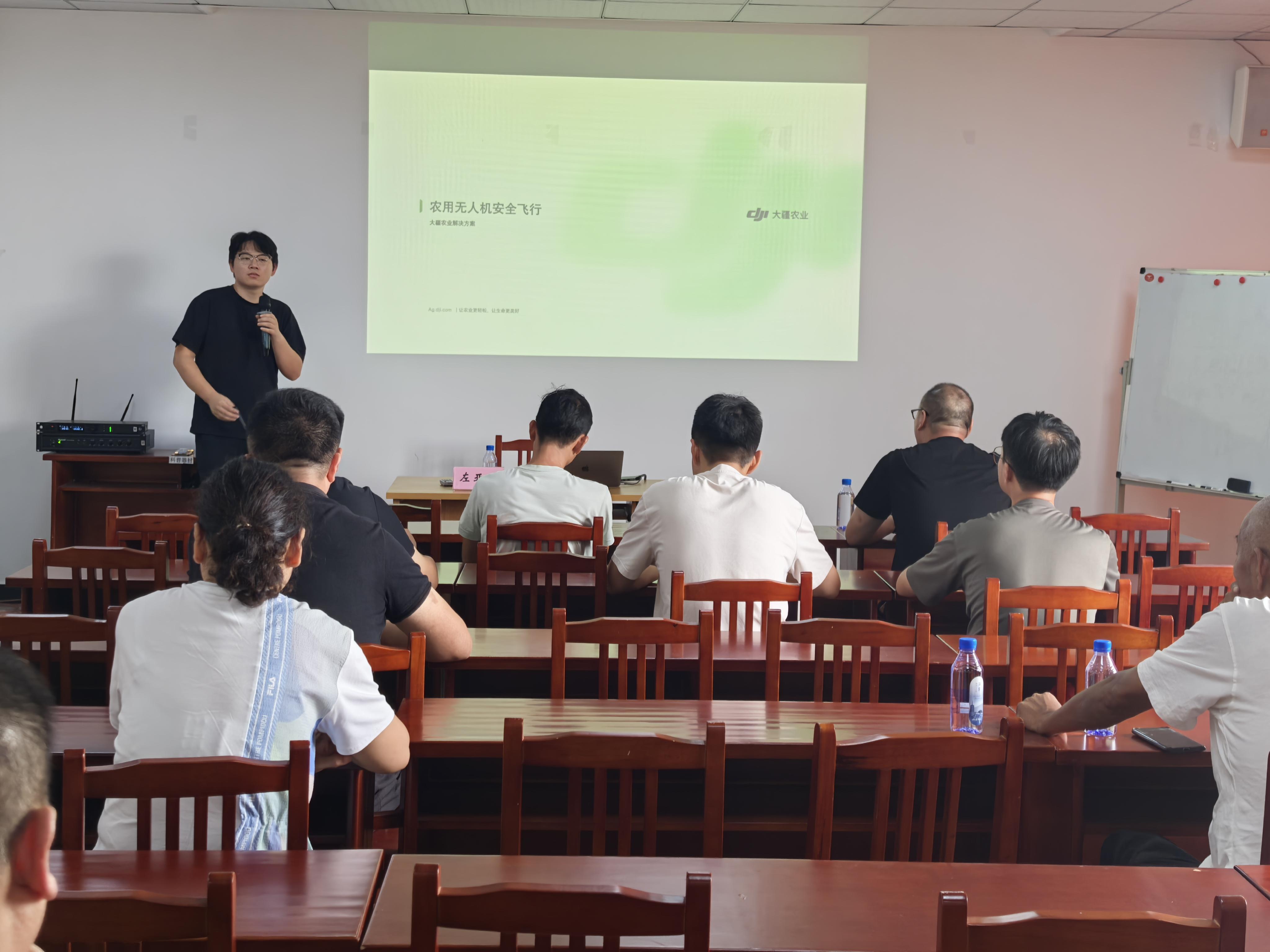 海昌街道开展无人机植保安全培训 筑牢农机安全生产防线