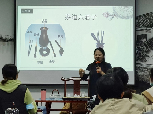 硖石街道成校开展茶艺师培训