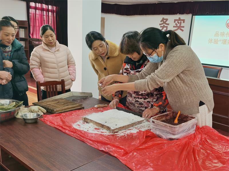盐官镇社区教育开展妇女节堰兢糕制作培训