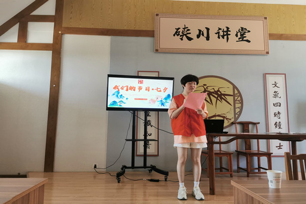 海昌街道硖川社区学校举办“七夕赏诗词，晒书籍”活动