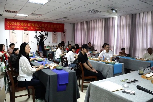 长安成校协办残疾人茶艺培训