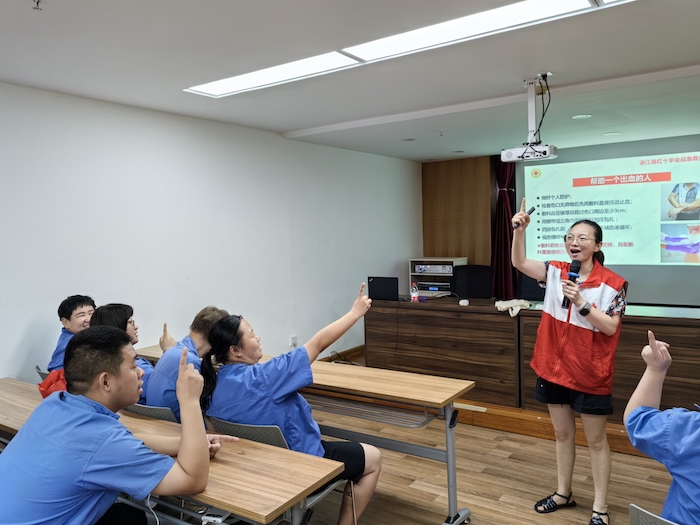 浙开大海宁学院为海宁百丽丝残疾人之家送急救救护课程