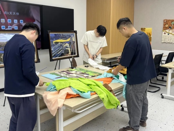 马桥成校开展“海宁本土风貌”经编布贴画非遗作品研创活动