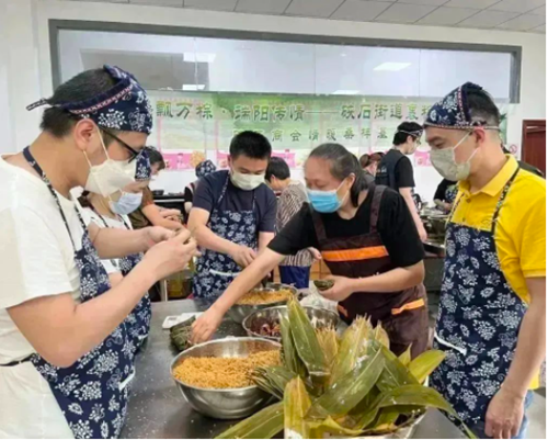 硖石街道开展迎端午裹粽子活动