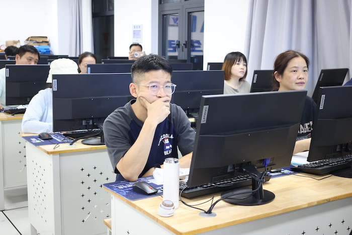 潮城夜幕下，学习正当时