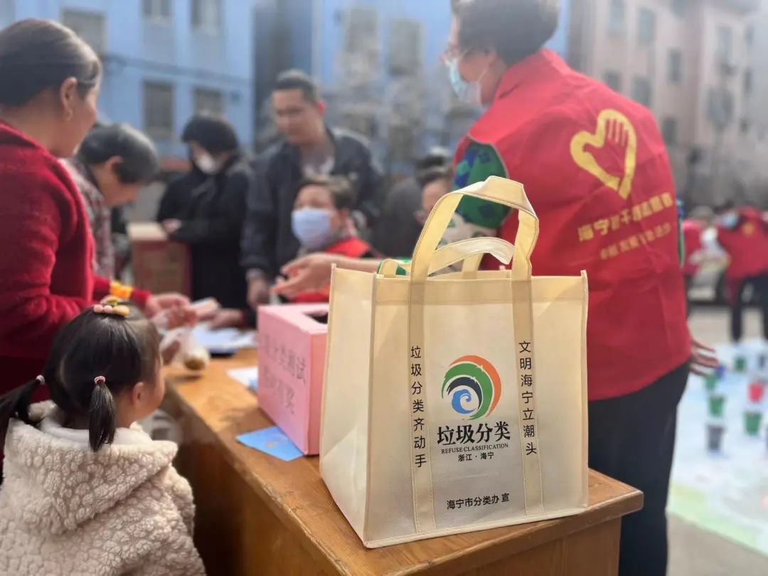 “银立方”志愿者助力垃圾分类 践行志愿有礼