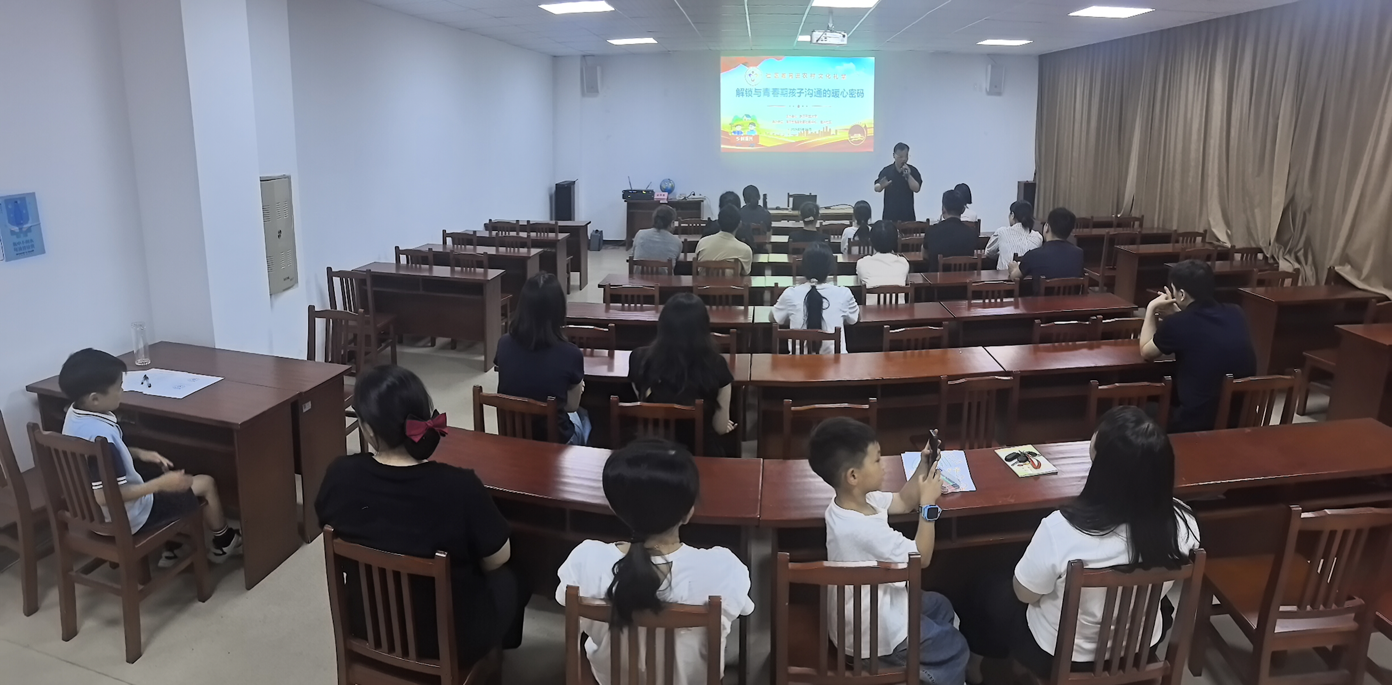 海昌成校开展青春期家长专题研学活动