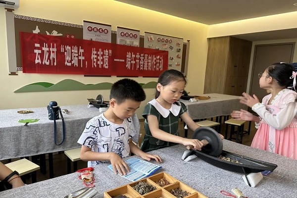 周王庙镇云龙社区学校开展“迎端午 传非遗”——端午节制作香囊亲子活动