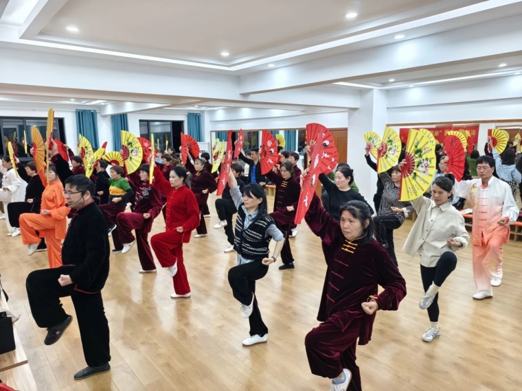 斜桥镇“杨氏太极拳——太极扇”培训开班