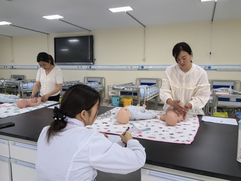 海洲成校婴幼儿发展引导员培训接受市鉴定中心考核