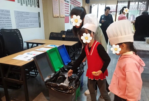 硖石街道南关厢社区学校开展垃圾分类暖心宣传活动