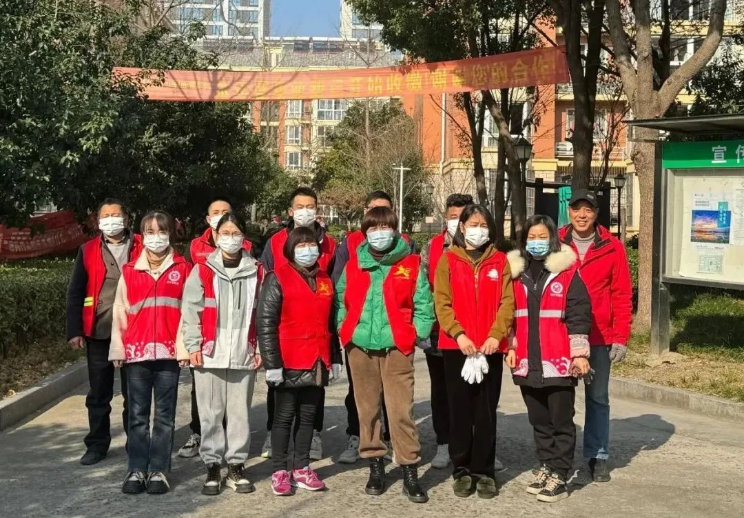 袁花镇花溪社区学校开展小区乱堆放整治志愿活动