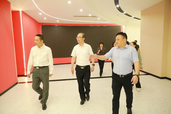 常熟市人大常委会副主任陈邵东一行赴马桥成校调研社区教育