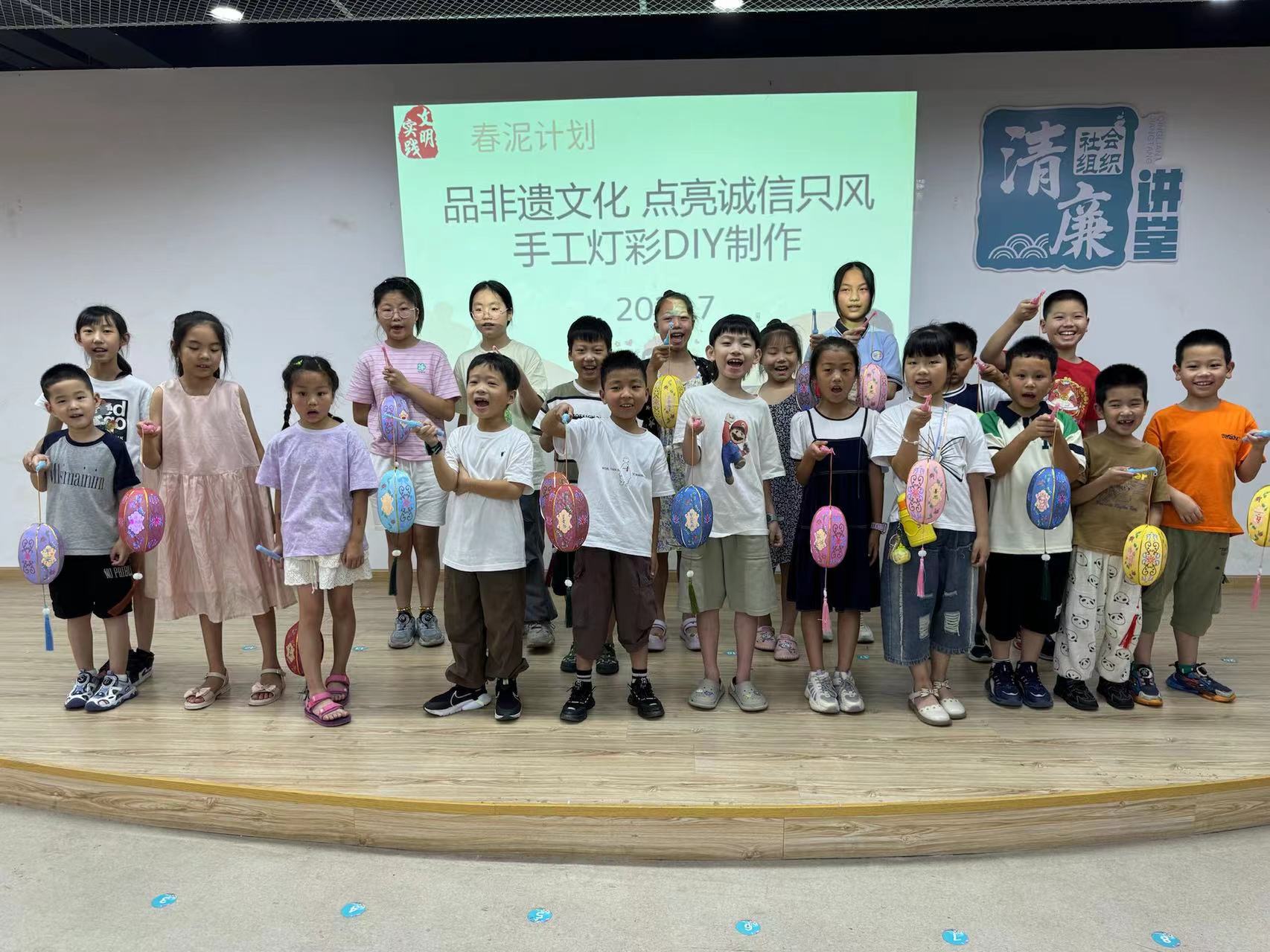 海昌街道隆兴社区学校举办手工灯彩DIY活动