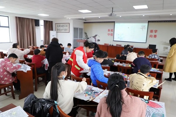 周王庙镇星火社区学校开展风筝制作培训