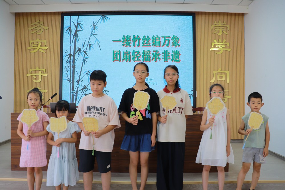 袁花镇谈桥村社区学校举办非遗经纬非遗竹编团扇体验活动