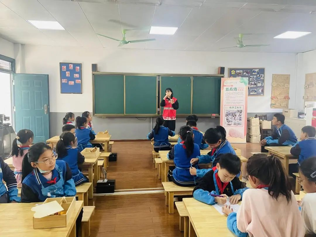 袁花镇谈桥村校社联动开展木工技艺学习活动