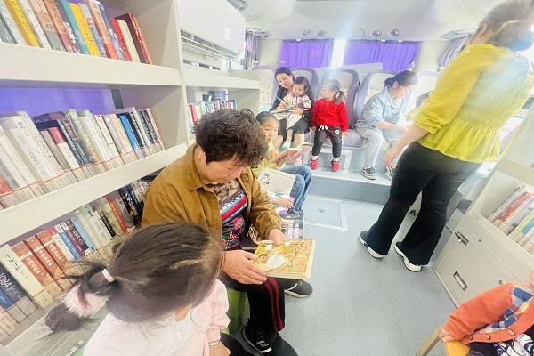“阅路”海宁市汽车图书馆开进周王庙之江村