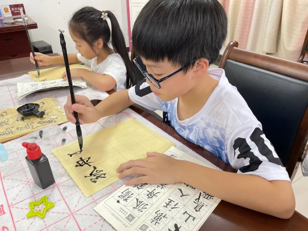 海洲街道成园社区“一老带一小”暑期书法入门公益课顺利结业