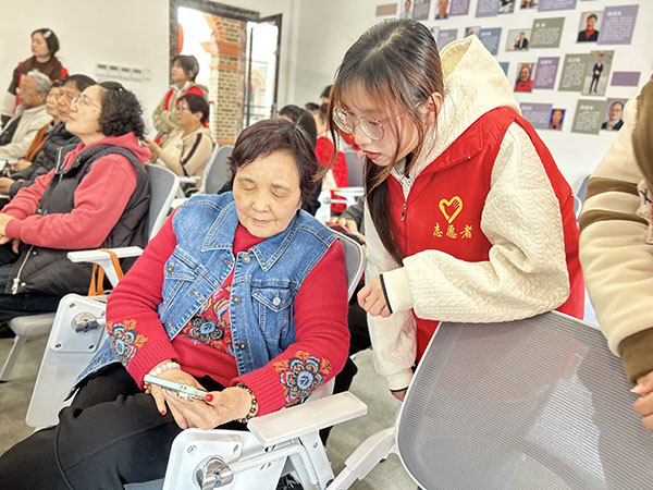 长安镇老年学校老年智能手机学习公益课堂开课