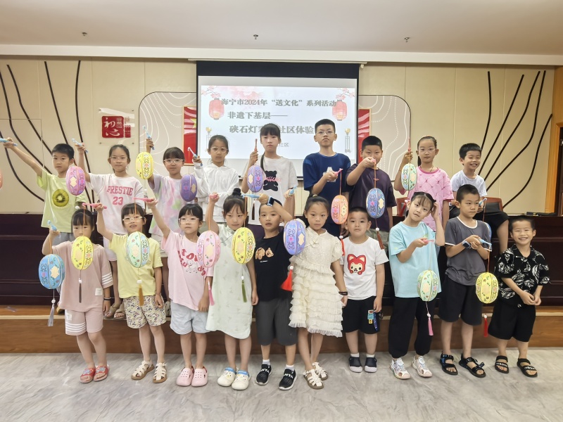 硖石灯彩走进进海洲街道双凤社区